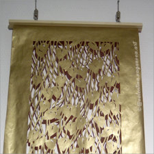 "SINNLICHER GARTEN" | HG "Efeu" für Skulpturen F02 |Scherenschnitt | 2-farbiges Papier Rotwein & Gold | 125 x 30 cm | 2010