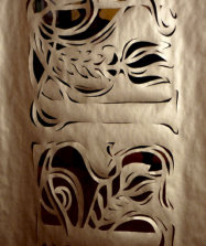 Ausstellung „BLÜTEZEIT“ | 2011 | Scherenschnitt | 2-farbiges Papier Rotwein & Gold | Großformat 850 x 70 cm | Fragment