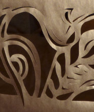 Ausstellung „BLÜTEZEIT“ | 2011 | Scherenschnitt | 2-farbiges Papier Rotwein & Gold | Großformat 850 x 70 cm | Fragment