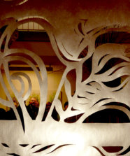 Ausstellung „BLÜTEZEIT“ | 2011 | Scherenschnitt | 2-farbiges Papier Rotwein & Gold | Großformat 850 x 70 cm | Fragment