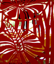 Ausstellung „BLÜTEZEIT“ | 2011 | Scherenschnitt | 2-farbiges Papier Rotwein & Gold | Großformat 850 x 70 cm | Fragment