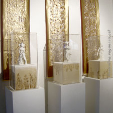 "SINNLICHER GARTEN" | Skulpturen | Modelliermasse, ca. 25 cm | auf Holzsockel mit Brandmalerei (in Arbeit) 25x20x20 cm | Hintergrund: Scherenschnitt auf goldener Papier | 2008-2011