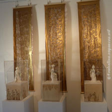 "SINNLICHER GARTEN" | Skulpturen | Modelliermasse, ca. 25 cm | auf Holzsockel mit Brandmalerei (in Arbeit) 25x20x20 cm | Hintergrund: Scherenschnitt auf goldener Papier | 2008-2011