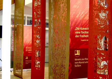 Ausstellung „BLÜTEZEIT“ | Scherenschnitt | 2-farbiges Papier Rotwein & Gold | Großformat 850 x 70 cm | 2011