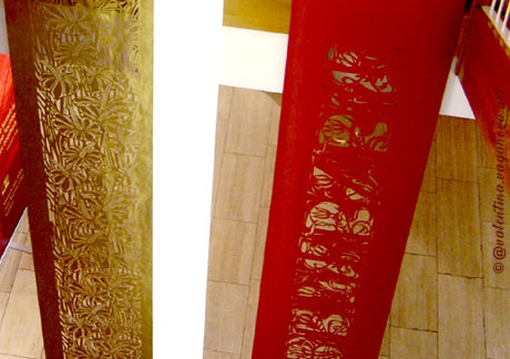 Ausstellung „BLÜTEZEIT“ | Scherenschnitt | 2-farbiges Papier Rotwein & Gold | Großformat 850 x 70 cm | 2011