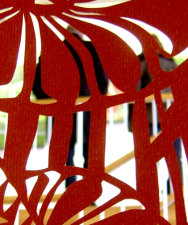 Ausstellung „BLÜTEZEIT“ | 2011 | Scherenschnitt | 2-farbiges Papier Rotwein & Gold | Großformat 850 x 70 cm | Fragment